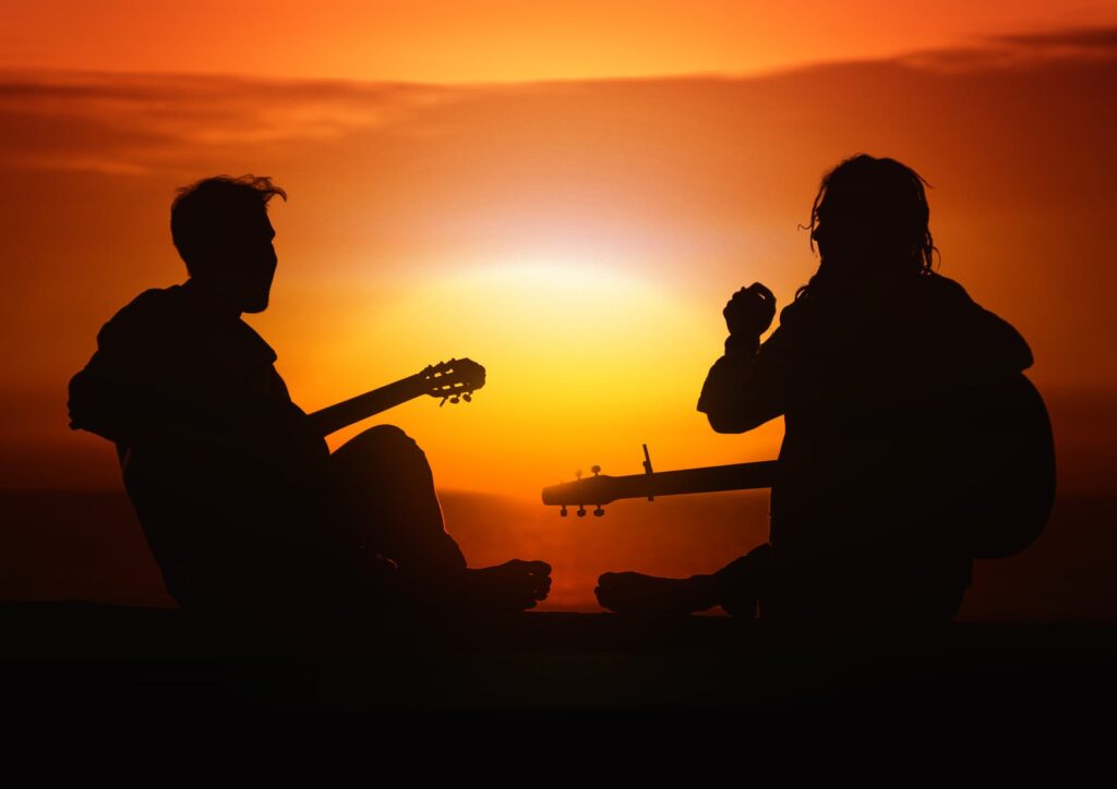Solnedgang og to guitarer