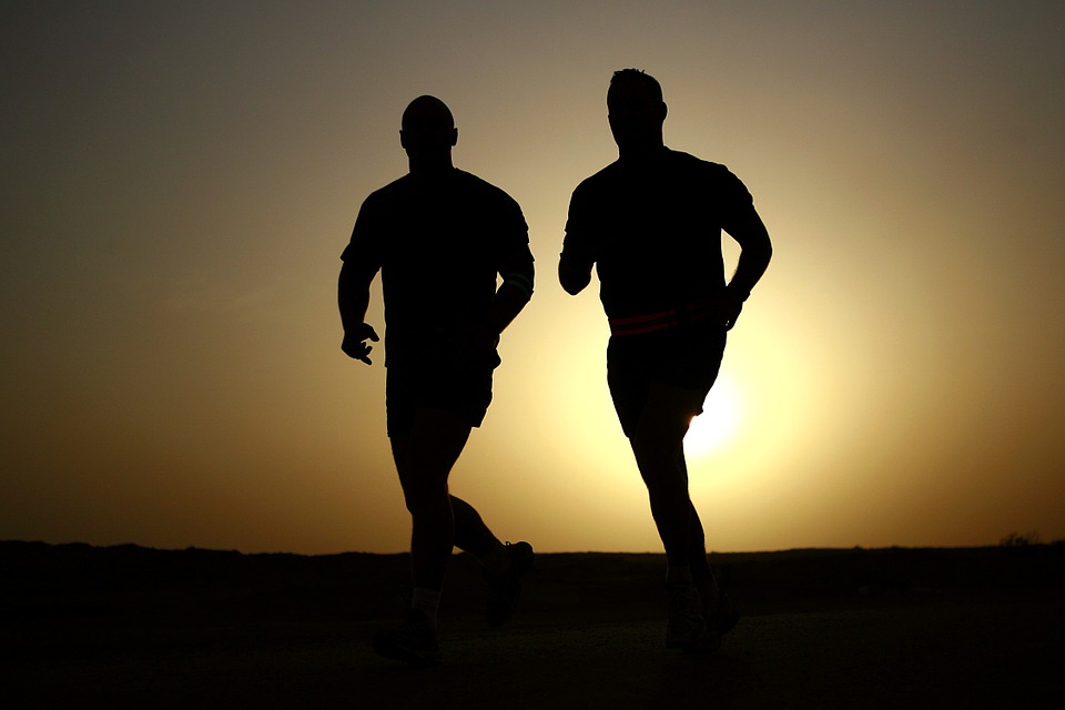To løbende mænd